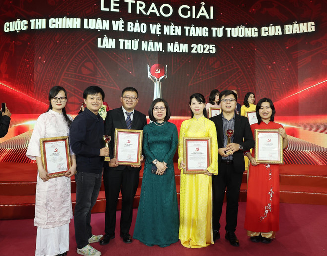 越通社领导与获奖者。图自越通社 vna-potal-le-trao-giai-cuoc-thi-chinh-luan-ve-bao-ve-nen-tang-tu-tuong-cua-dang-lan-thu-nam-8355814.jpg