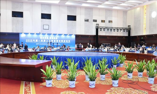 圆桌会议场景。图自越通社 trung-quoc1-180925.jpg
