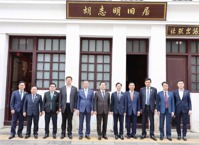 陈红河和代表们在昆明胡志明旧居合影。图自越通社 vna-potal-hoat-dong-cua-pho-thu-tuong-chinh-phu-tran-hong-ha-tai-van-nam-trung-quoc-8101730.jpg