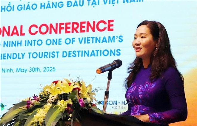 广宁省人民委员会副主席阮氏幸发表讲话。图自越通社 quang-ninh-300525.jpg