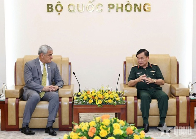 越南国防部副部长黄春战上将与美国国防部战俘和失踪人员统计署主任麦基格。图自《人民军队报》 mia-01.jpg