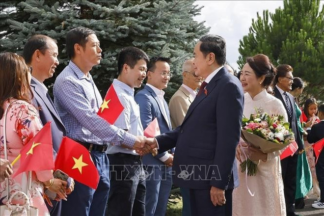 越南国会主席陈青敏偕夫人及越南高级代表团在瑞士日内瓦会见了越南常驻联合国和各国际组织代表团工作人员、驻瑞士大使馆干部以及旅瑞越南人社群代表。图自越通社 tran-thanh-man.jpg