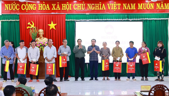 vna-potal-thu-tuong-du-ngay-hoi-dai-doan-ket-toan-dan-toc-tai-xa-de-gi-gia-lai-8404882.jpg