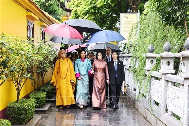 越南国家主席梁强的夫人阮氏明月与不丹王后吉增·佩玛·旺楚克参观镇国寺。图自越通社 phu-nhan-chu-tich-nuoc-1a.jpg