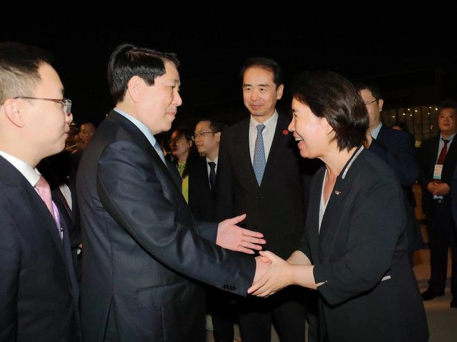 代表们在北京机场欢送梁强一行。图自越通社 vnapotalchutichnuocketthucchuyenthamdulekyniem80namchienthangphatxitcuanhandanthegioitaitrungquoc8256817jpg-1757028768604.jpg