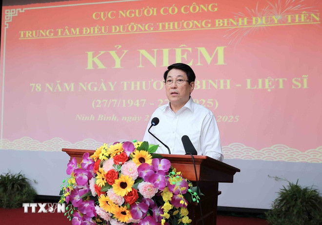 梁强发表讲话。图自越通社 chu-tich-nuoc-luong-cuong-tham-tang-qua-cho-cac-thuong-binh-tai-trung-tam-dieu-duong-thuong-binh-duy-tien-8166014-1.jpg