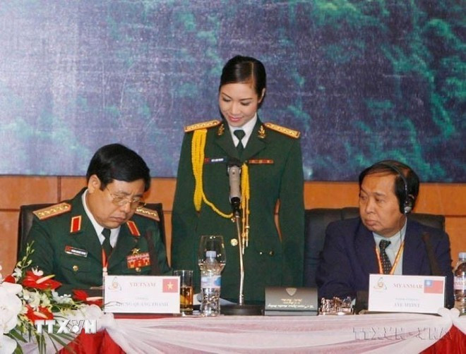 时任越南国防部长冯光青大将于2010年5月11日在第四届东盟国防部长会议上签署了联合声明。图自越通社 viet-nam-dong-gop-tich-cuc-chu-dong-va-co-trach-nhiem-vao-su-phat-trien-cua-asean-2507.jpg