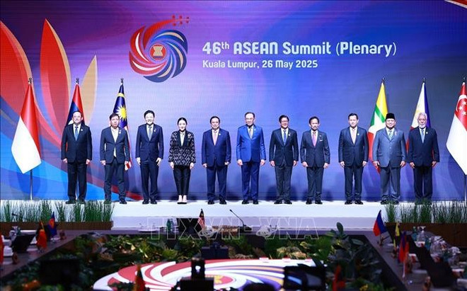 第46届东盟峰会全体会议的参会代表合影。图自越通社 5.jpg