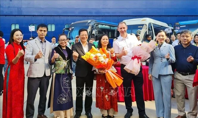 广宁省迎来今年邮轮旅游季首趟北海—下龙国际邮轮