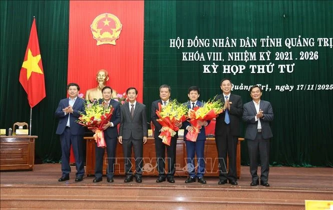 向黎鸿荣同志与黎文保同志赠送鲜花。图自越通社