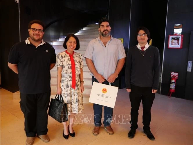 吴明越大使、巴拉圭共产党总书记纳吉布·阿马多以及巴拉圭共青团亚松森代表合影。图自越通社