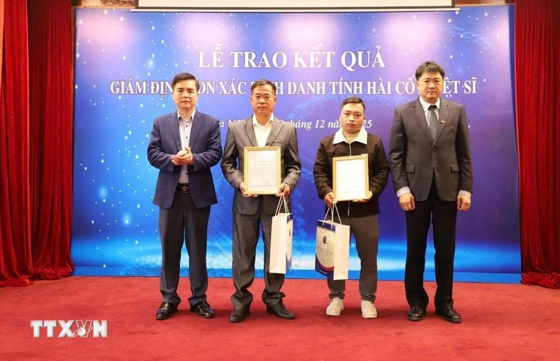 越南科学技术翰林院副院长周黄河向烈士家属授予DNA鉴定结果。图自越通社