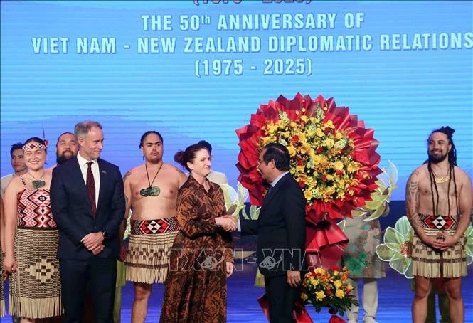 胡志明市人民委员会主席阮文得祝贺新西兰驻胡志明市总领事斯科特·詹姆斯。图自越通社