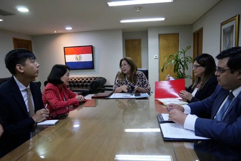 越驻阿根廷兼驻巴拉圭大使吴明月与巴拉圭外交部多边政策总司长尼米娅·达·席尔瓦·博舍尔特交谈。图自越通社