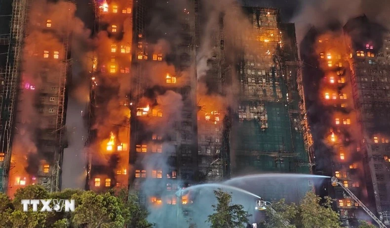 香港大埔区居民楼火灾事故现场。图自越通社