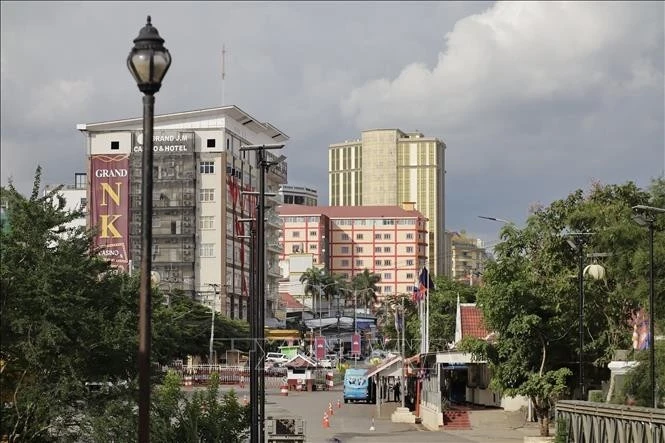 从泰国尖竹汶府邦南隆县Ban Pakkad永久边境检查站拍摄的柬埔寨一侧的照片。图自越通社