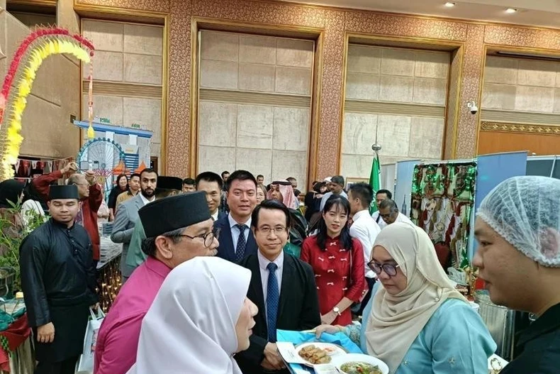 越南驻文莱大使陈英宇向文莱外交与贸易部第二部长艾瑞万介绍越南美食。图自越通社