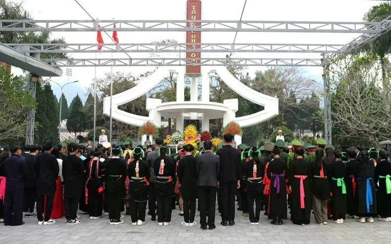 众多民众前来河江省渭川国家烈士陵园进香。图自越通社