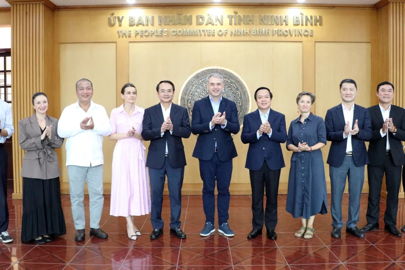 双方代表合影。图自越通社