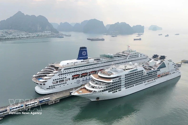 两艘巨大的"漂浮酒店"—Seabourn Encore号和Piano Land号相继靠岸。图自越通社