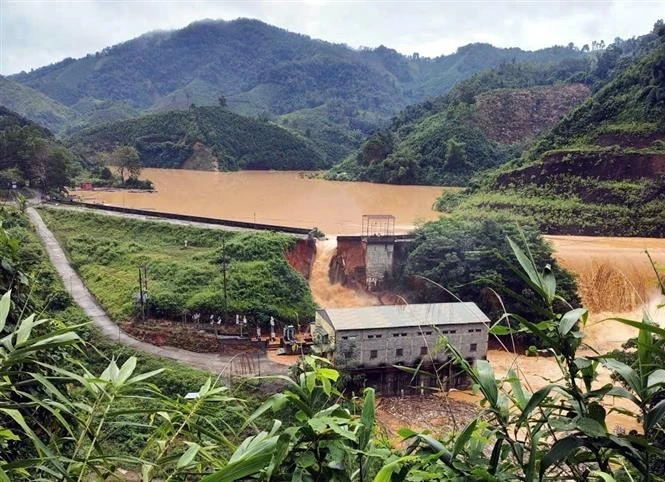 北溪水电站大坝决口现场。图自越通社