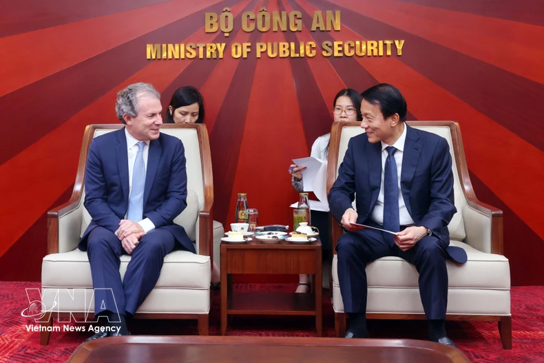 公安部长梁三光大将会见美国罗森集团首席执行官丹尼尔·罗森。图自越通社