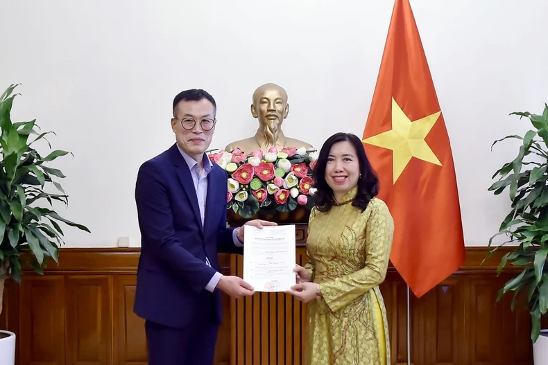 越南外交部副部长黎氏秋姮7月2日向韩国《金融新闻》颁发设立常驻越南代表处的许可证。图自越南外交部
