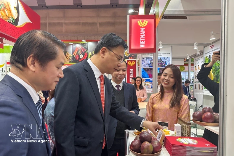 越南驻日本大使范光校参观越南展位。图自越通社