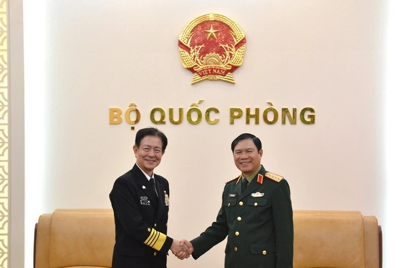越南国防部副部长阮新疆大将与日本海上幕僚长斋藤聪上将。图自越通社