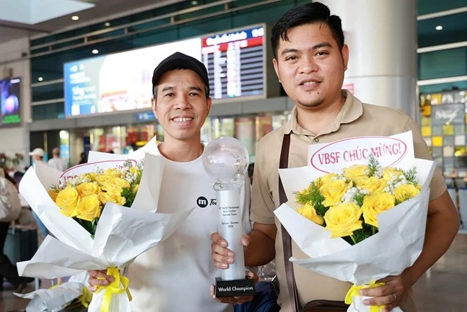 两名选手陈决战（左）和阮陈青字。图自劳动报