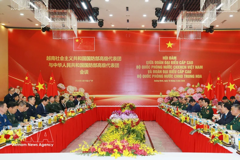 越南国防部长潘文江大将与中国国防部长董军上将举行会谈。图自越通社