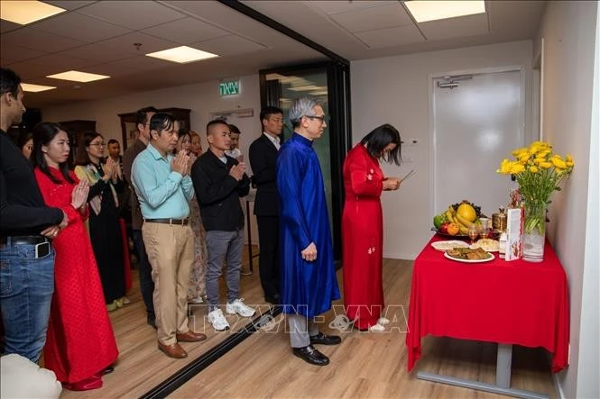 越南驻以色列大使李德忠进香,缅怀历代雄王为建国卫国事业立下的功劳。图自越通社