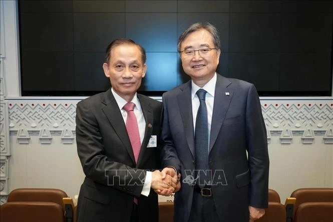 越南外交部代理部长黎怀忠会见了韩国外长赵贤。图自越通社