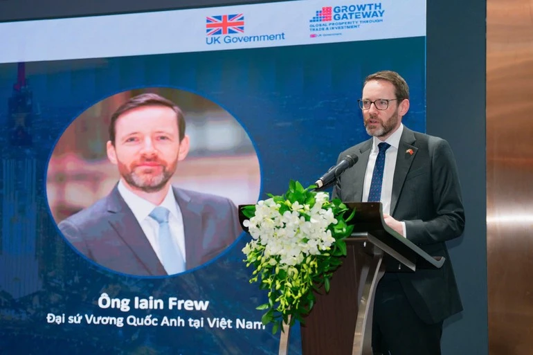 英国驻越南大使伊恩·弗鲁（Iain Frew）在活动上发表讲话时。图自人民报
