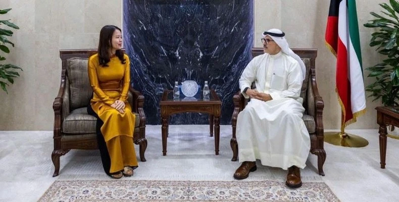 越南外交部副部长阮明姮与科威特外交部常务副部长谢赫·贾拉·贾比尔·阿勒艾哈迈德·阿勒萨巴赫。图自越通社