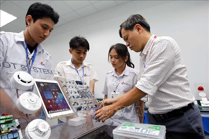 胡志明市工业大学电子技术学院教师引导学生学习和研究。图自越通社