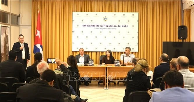 《菲德尔·卡斯特罗——革命只能是文化与思想的产物》一书的意大利文译本推介会。图自越通社