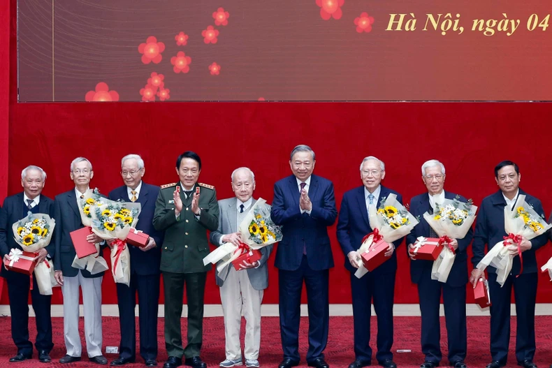 越共中央总书记苏林会见历任高级公安干部。图自越通社