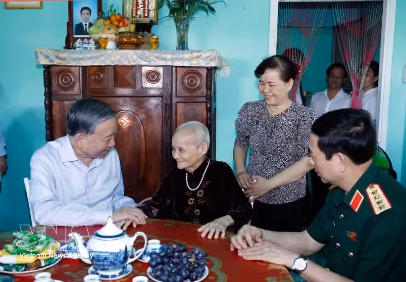 vna-potal-tong-bi-thu-chu-tich-nuoc-to-lam-tham-me-viet-nam-anh-hung-tai-tp-ho-chi-minh-8727681.jpg