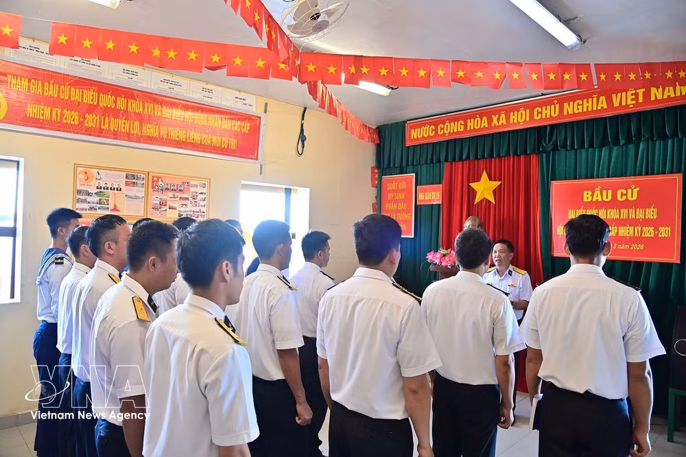 vnanet-vna-potal-nhieu-don-vi-dang-lam-nhiem-vu-tren-bien-da-thuc-hien-bau-cu-som-8614277.jpg