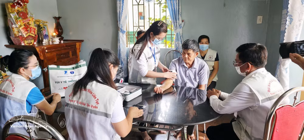vnanet-potal-tp-ho-chi-minh-ra-quan-mo-hinh-cham-soc-suc-khoe-lien-tuc-tai-cong-dong-xa-dat-do-va-bac-tan-uyen-8685993.jpg