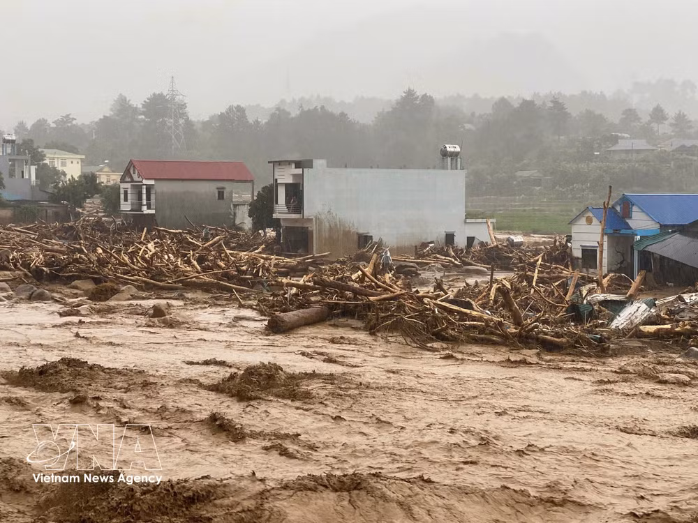 vnanet-potal-lai-chau-lu-quet-sat-lo-lam-nhieu-nha-dan-o-muong-than-bi-lu-cuon-troi-8893255-1.jpg