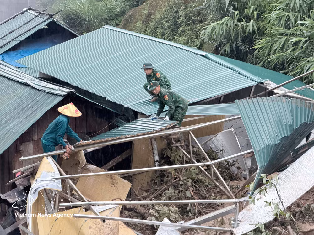 vnanet-potal-lai-chau-lu-quet-sat-lo-lam-nhieu-nha-dan-o-muong-than-bi-lu-cuon-troi-8893255-4.jpg