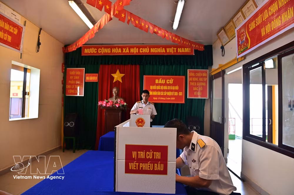 vnanet-nhieu-don-vi-dang-lam-nhiem-vu-tren-bien-da-thuc-hien-bau-cu-som-8614278-1.jpg