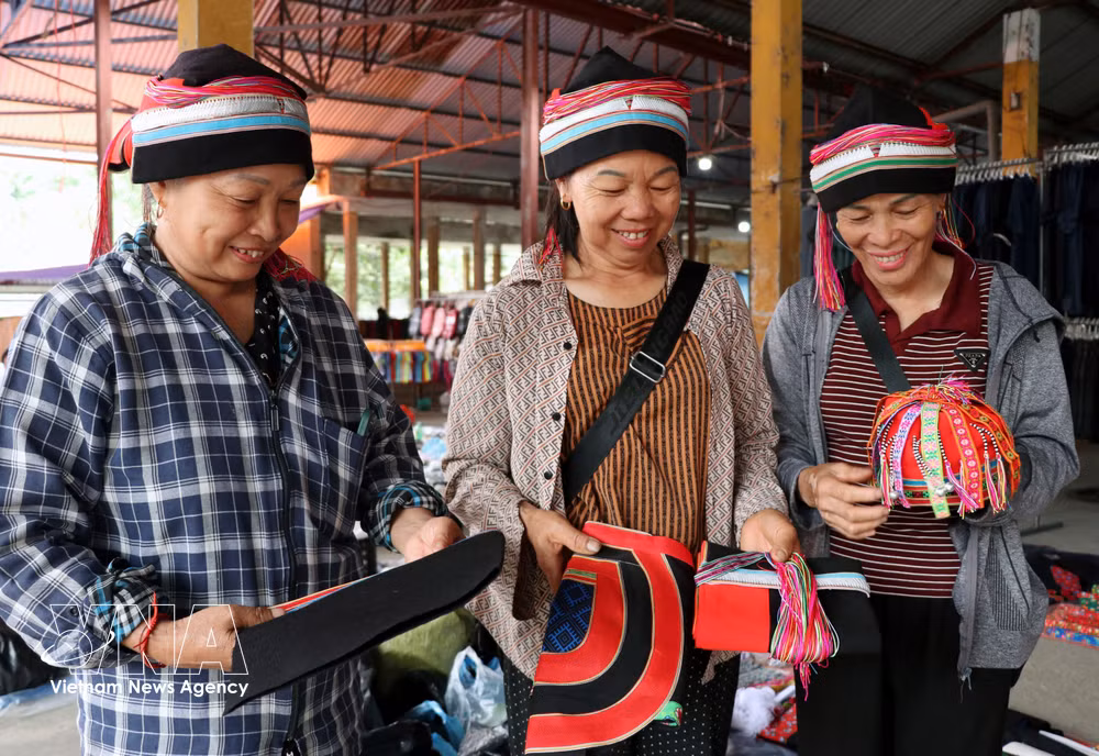 vnanet-potal-sac-mau-nhon-nhip-noi-cho-vung-cao-tuyen-quang-8735750.jpg