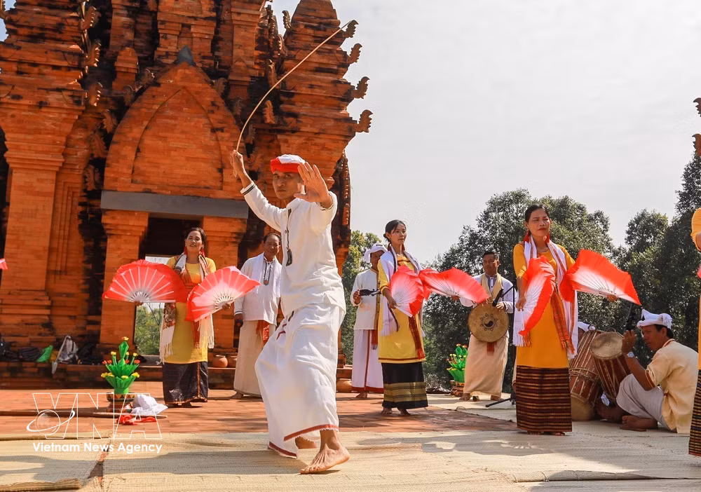 vnanet-potal-tuan-dai-doan-ket-cac-dan-toc-di-san-van-hoa-viet-nam-2025-sac-mau-van-hoa-cua-dong-bao-cham-8426166.jpg