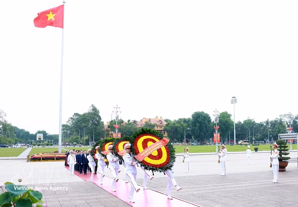 vnanet-doan-dai-bieu-lanh-dao-nguyen-lanh-dao-dang-nha-nuoc-do-tong-bi-thu-chu-tich-nuoc-to-lam-dan-dau-den-dat-vong-hoa-va-vao-lang-vieng-chu-tich-ho-chi-minh-anh-ttxvn.jpg