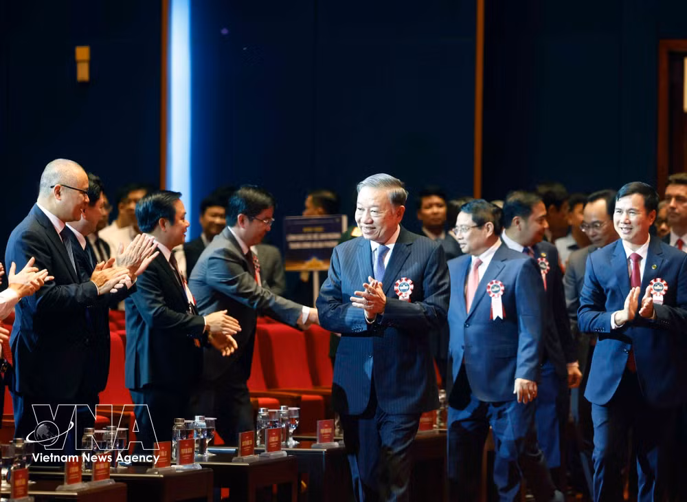 vnanet-potal-tong-bi-thu-chu-tich-nuoc-du-le-ky-niem-120-nam-ngay-truyen-thong-dai-hoc-quoc-gia-ha-noi-8764587.jpg