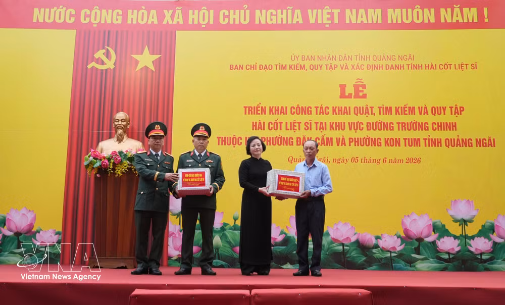 vnanet-potal-le-khai-quat-mo-liet-si-tap-the-tai-duong-truong-chinh-quang-ngai-8805961.jpg