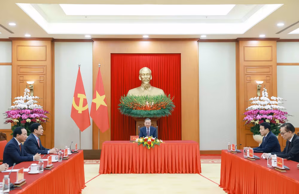 vna-potal-tong-thong-nga-vputin-dien-dam-voi-tong-bi-thu-to-lam-chuc-mung-thanh-cong-dai-hoi-dang-lan-thu-xiv-8549951.jpg